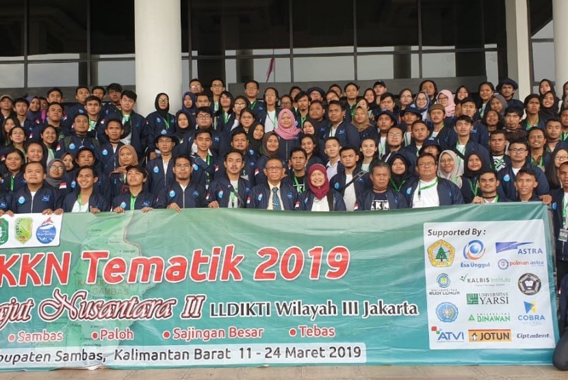 Seluruh delegasi KKN Tematik Merajut Nusantara II 2019 berfoto bersama dengan Kepala LL Dikti Wilayah III Illah Sailah.