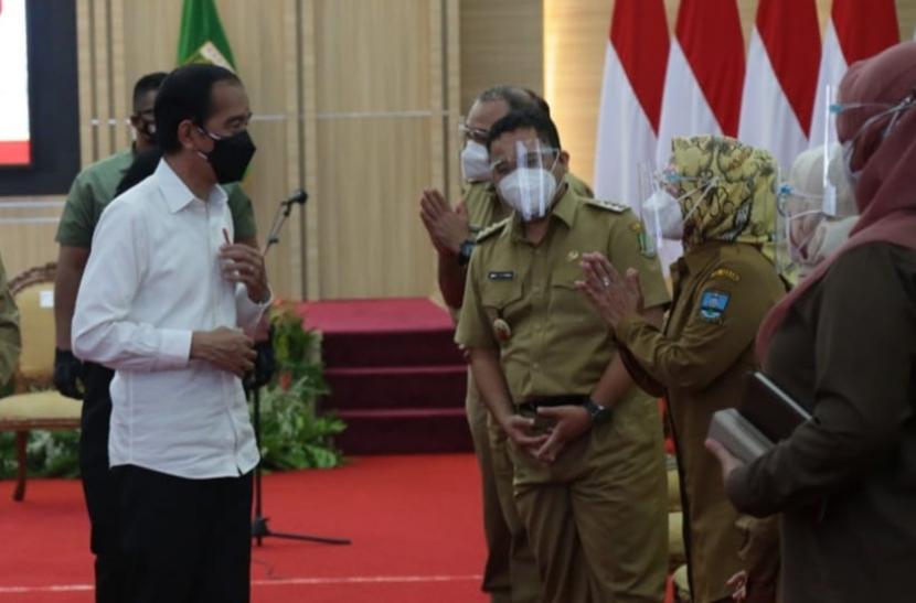 Seluruh kepala daerah di Banten berkesempatan bersilaturahim dan diskusi bareng Presiden Joko Widodo di Pendopo Gubernur Banten, Selasa (21/9)
