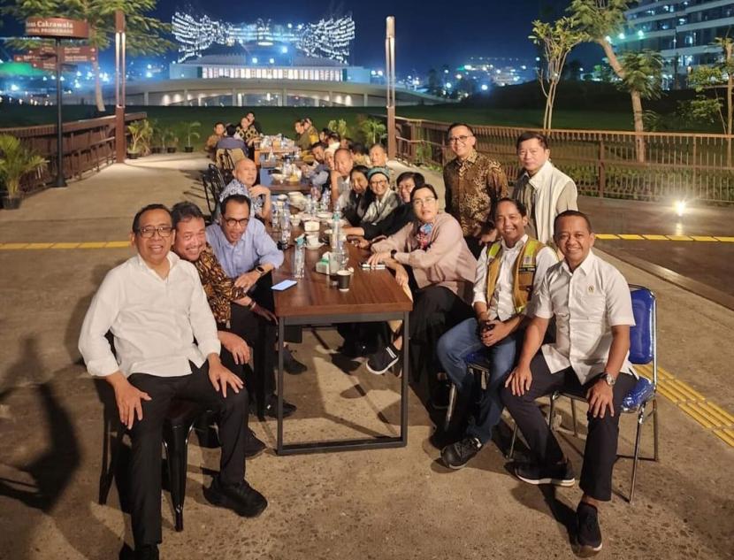 Seluruh menteri Kabinet Indonesia Bersatu makan malam di area Sumbu Kebangsaan, Kawasan Inti Pusat Pemerintahan (KIPP), Ibu Kota Nusantara (IKN), Kabupaten Penajam Paser Utara, Ahad (11/8/2024).