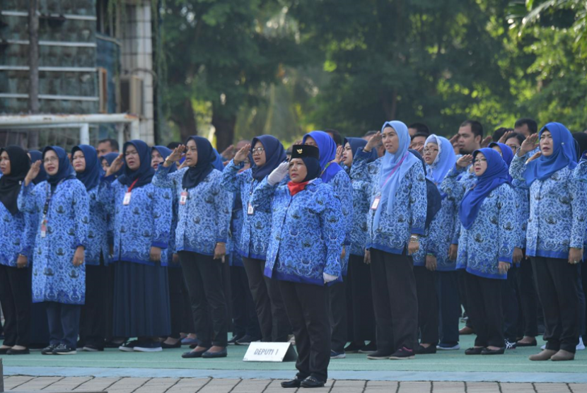 Seluruh pegawai Kemenpora mengikuti Upacara Peringatan Hari Kartini 2019 di Halaman Utama Kantor Kemenpora, Senayan, Jakarta, Senin (22/4) pagi. Pada upacara yang dipimpin langsung oleh Staf Ahli Menpora Bidang Politik Yuni Poerwanti sebagai pembina upacara menyampaikan perjuangan dan semangat Kartini sebagai pejuang emansipasi wanita harus terus terpatri pada perempuan Indonesia.