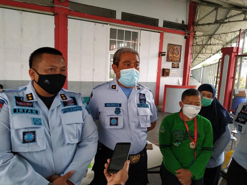 Seluruh petugas dan narapidana di Lembaga Pemasyarakatan (Lapas) Sukamiskin, Kota Bandung melakukan uji usap secara massal pascaditemukan enam orang positif Covid-19 pada pekan lalu.