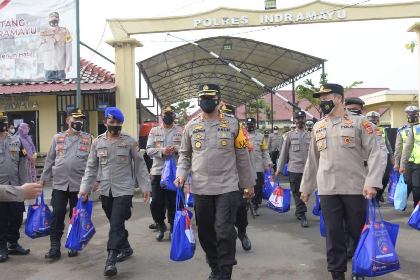 Seluruh polisi di Kabupaten Indramayu, baik personil polres maupun polsek-polsek di wilayah hukum Polres Indramayu, serentak membagikan paket sembako, Kamis (22/7).