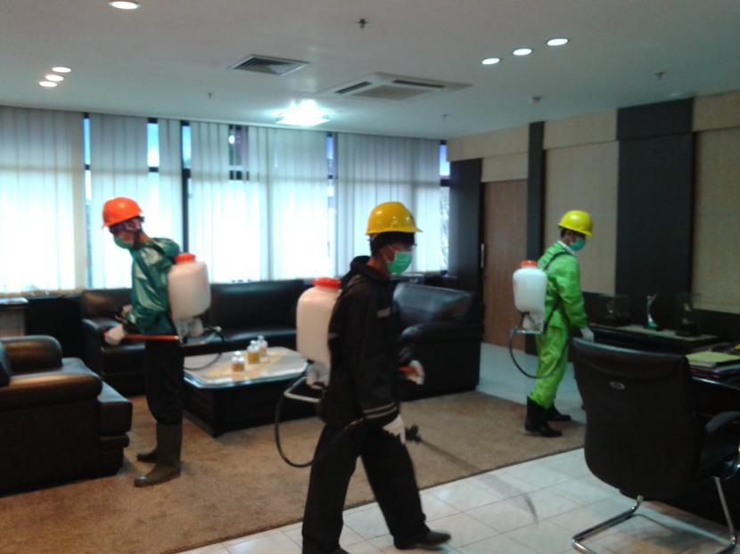 Seluruh ruangan direksi PTPN VII di kantor pusat Bandar Lampung disemprot disinfektan, Jumat (20/3). (dok. Humas PTPN VII)