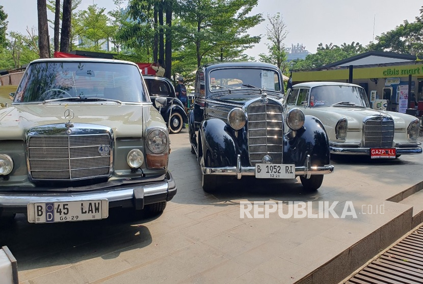 Semangat nostalgia dan kecintaan terhadap Mercedes-Benz klasik mewarnai akhir pekan di Cibis Park, Jakarta, Ahad (22/6/2025). Ribuan pengunjung memadati arena Mercedes-Benz Weekend Market 2025, ajang temu para penggemar Mercy klasik yang diselenggarakan oleh Mercedes-Benz Classic Club Indonesia (MCCI).