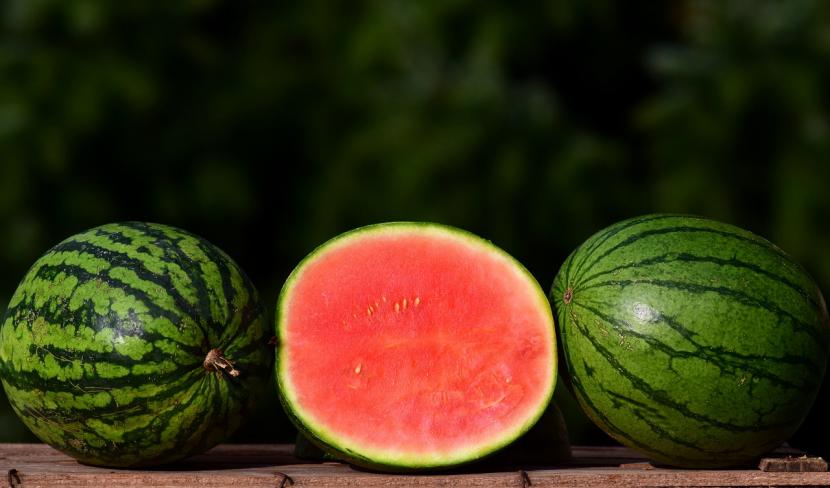 Semangka (ilustrasi). Lebih baik makan irisan semangka daripada meneguk minuman rasa semangka karena itu tidak mengandung nutrisi.