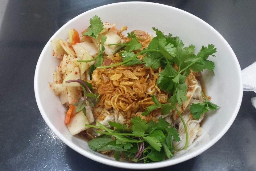 Semangkuk pho khas Vietnam. Chef asal Vietnam menyarankan makan pho dengan cara semua bahan pho ditaruh di sendok agar sekaligus disantap bersama kuahnya.