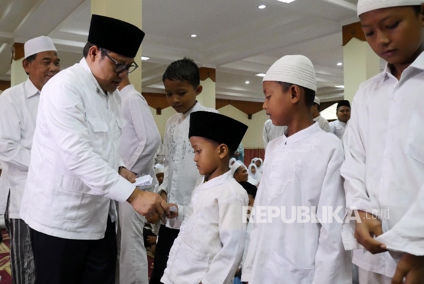  Sembilan anak memimpin pembacaan deklarasi Ikrar Anak-anak Nusantara Cinta Al-quran dan Mengaji, di Jakarta, kamis (5/5).