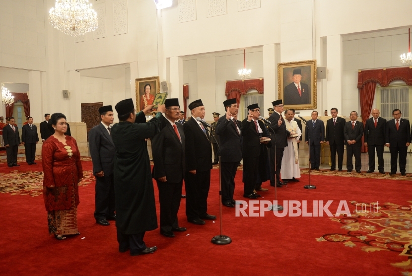 Sembilan anggota Kompolnas mengikuti upacara pelantikan oleh Presiden Joko Widodo di Istana Negara, Jakarta, Jumat (13/5).  (Republika/ Wihdan) 