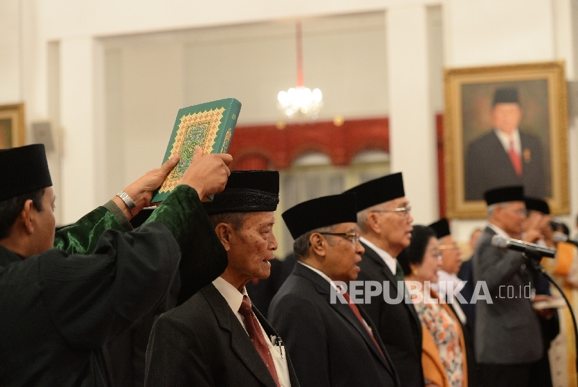 Sembilan anggota Unit Kerja Presiden bidang Pembinaan Ideologi Pancasila (UKP-PIP) melakukan pengambilan sumpah saat pelantikan di Istana Negara, Jakarta, Rabu (7/6). 