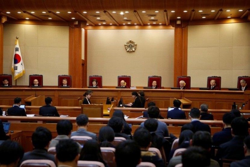 Sembilan hakim Mahkamah Konstitusi Korea Selatan saat sidang pertama pemakzulan Presiden Park Geun-hye di Seoul, Selasa (3/1).
