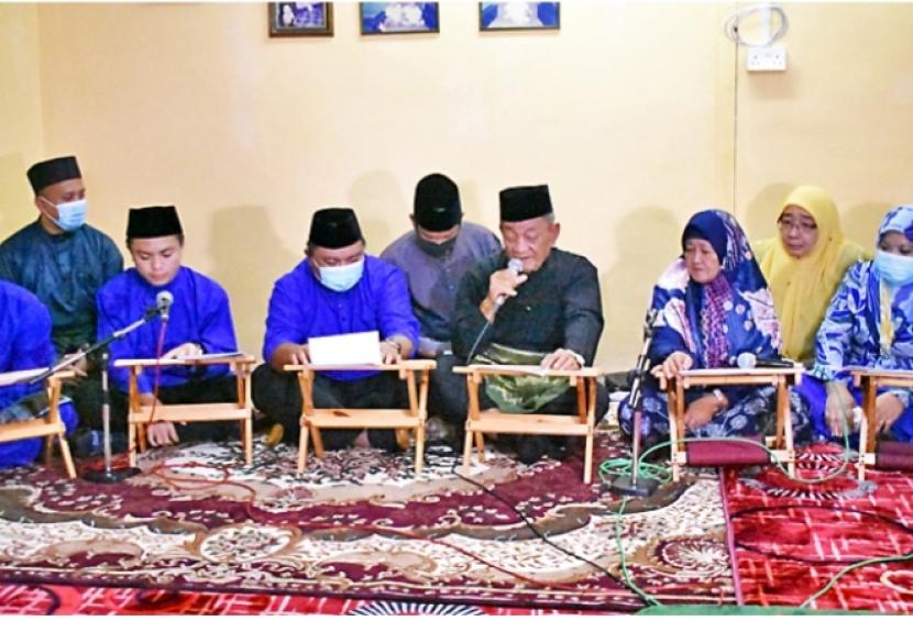 Sembilan Orang Menjadi Mualaf Disaksikan Menteri Agama. Foto: Pembacaan dua kalimat syahadat Mana bin Buang (Muhammad Mazlan bin Hamdan) di Tutong, Brunei. 