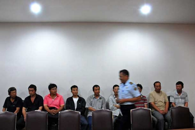 Sembilan warga Negara China yang memiliki izin kunjungan ditangkap Tim Direktorat Jendral Imigrasi di kantor Imigrasi, Jakarta, Rabu (30/1).