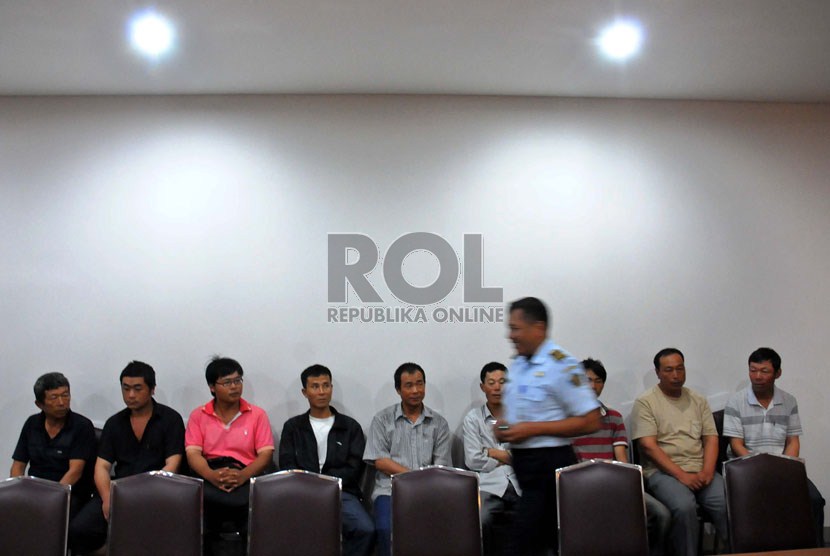 Sembilan warga negara Cina yang tidak memiliki izin bekerja ditangkap Tim Direktorat Jendral Imigrasi di kantor Imigrasi, Jakarta, Rabu (30/1).  (Republika/Tahta Aidilla)
