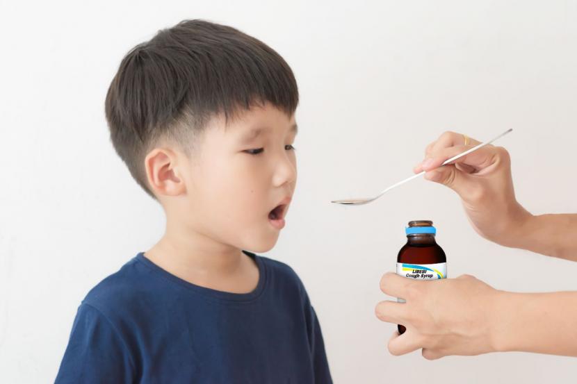 Ilustrasi minum obat saat anak batuk.