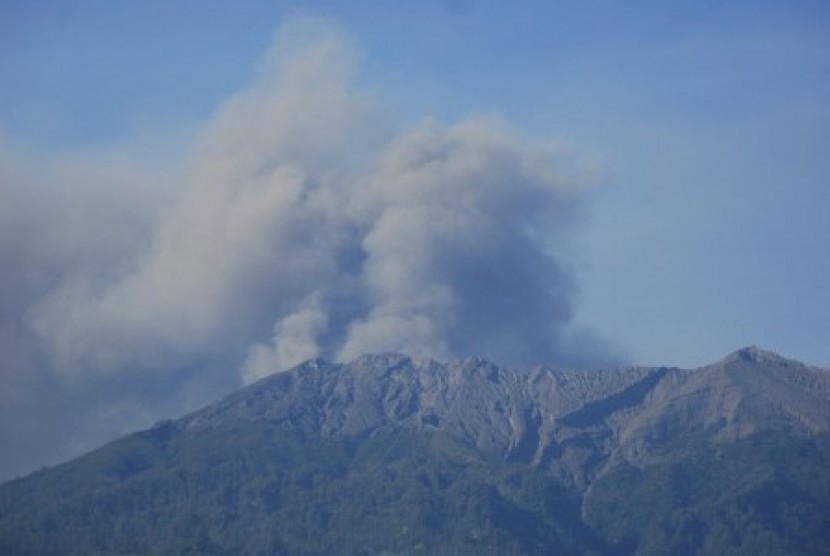 Semburan abu vulkanis Gunung Raung terlihat dari Dusun Sepanas, Desa Redjo Agung, Kecamatan Sumber Wringin, Bondowoso, Jawa Timur, Jumat (10/7). 