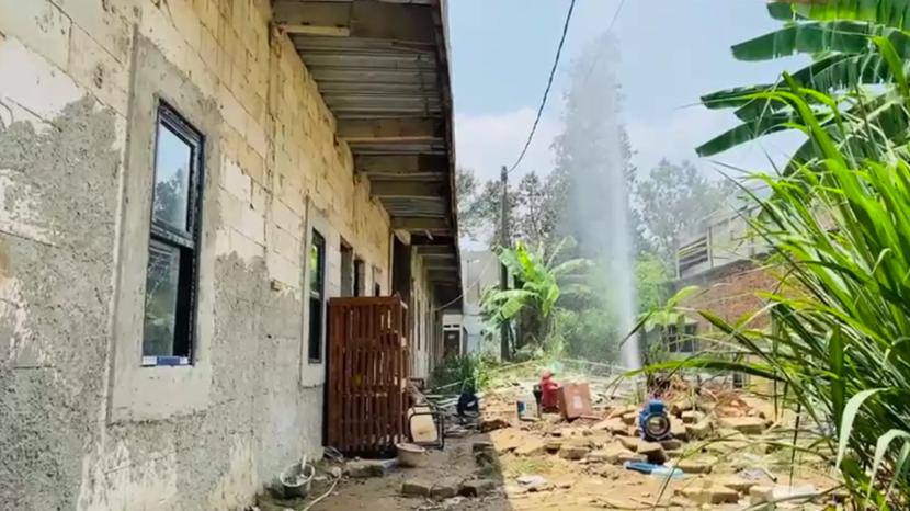 Semburan air bercampur gas di Bogor. Dinas ESDM Pemprov Jabar memeriksa sampel semburan gas air di Sukaraja Bogor