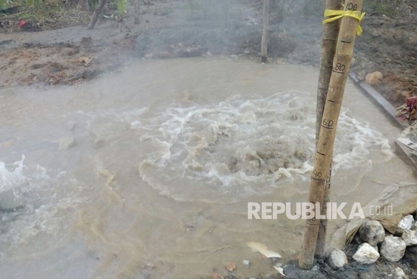 Semburan air panas di Kampung Sindangrasa Desa Cigunung Kecamatan Parungponteng Kabupaten Tasikmalaya, Rabu (25/10). 