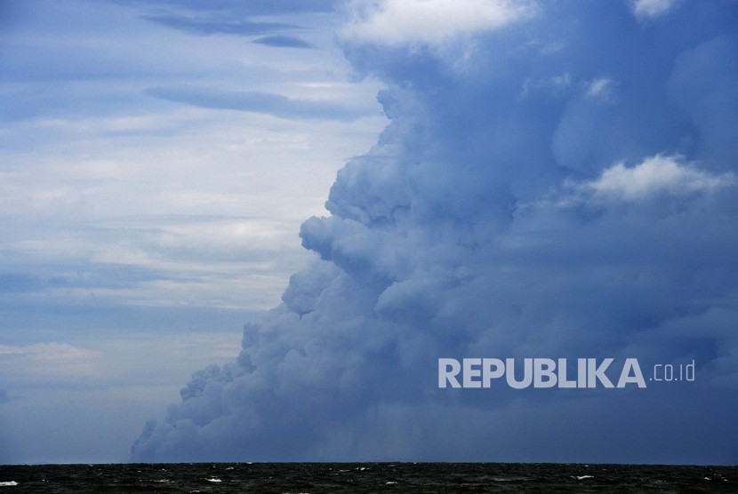 Semburan awan panas Gunung Anak Krakatau terlihat dari kawasan Carita, Pandeglang, Banten, Jumat (28/12/2018).