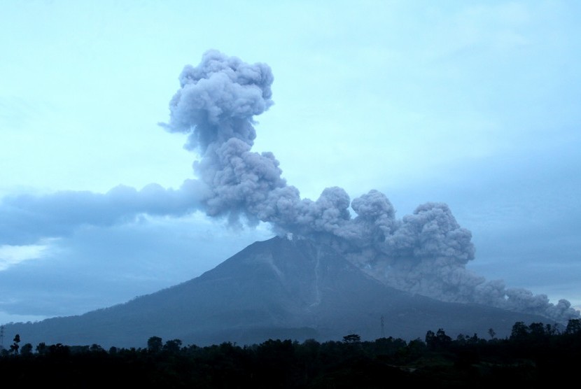 Semburan debu vulkanis gunung Sinabung saat erupsi terlihat dari Desa Tiga Pancur, Karo, Sumatera Utara, Minggu (13/11). 