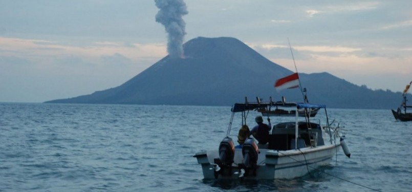 Semburan material panas mengepul dari kawah gunung Anak Krakatau di Selat Sunda. 