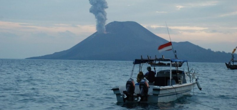 Gunung di selat sunda