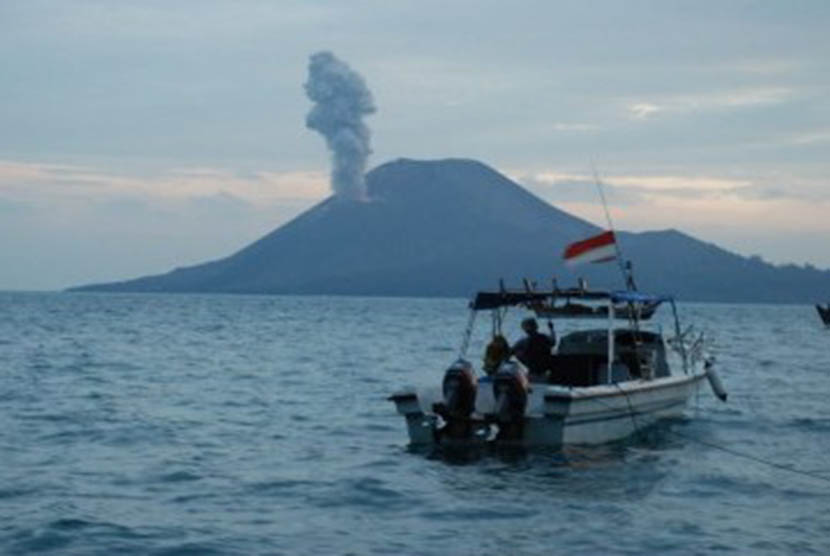 Semburan material panas mengepul dari kawah gunung Anak Krakatau di Selat Sunda. 