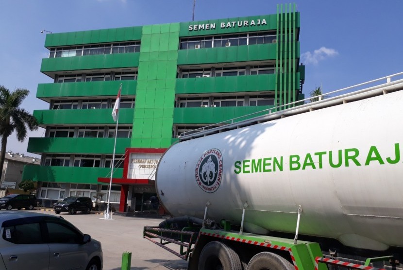Semen Baturaja. PT Semen Baturaja Tbk (SMBR), menandatangani perjanjian kredit sindikasi sustainability linked loan (SLL) senilai Rp 901,42 miliar dengan empat bank.
