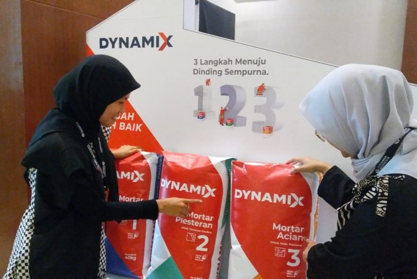 Semen Dynamix yang dipajang pada acara Dynamix Contractor Gathering 2019 di Yogyakarta, Selasa (8/10). 