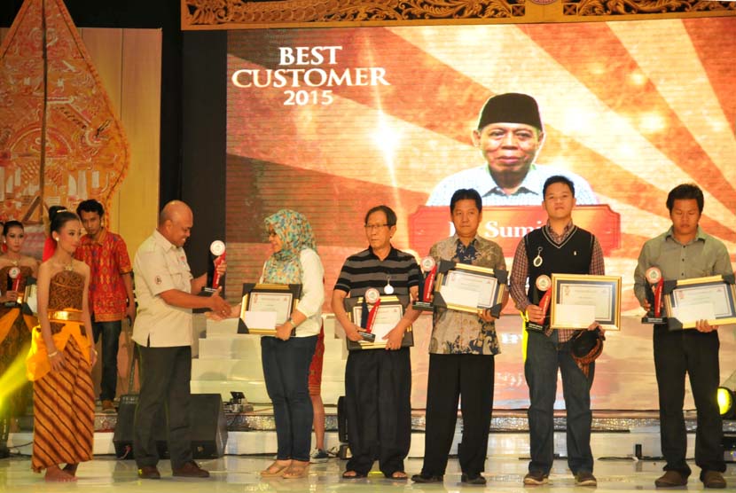 Semen Gresik memberikan penghargaan kepada pelanggan terbaik pada acara customer gathering di Solo, Rabu (19/8)..
