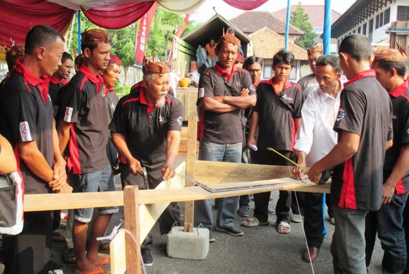 Semen Indonesia menggelar pelatihan dan sertifikasi tukang bagi tenaga kerja di bidang konstruksi.