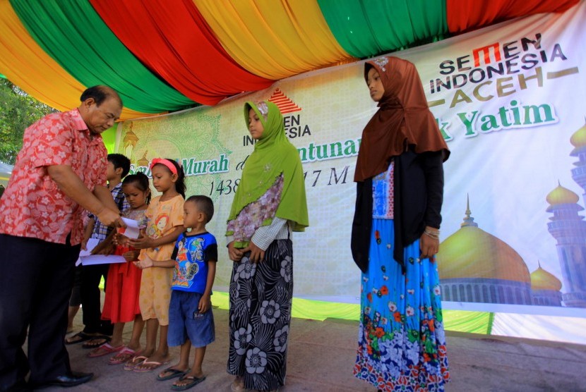 Semen Indonesia menyerahkan bantuan di Aceh.
