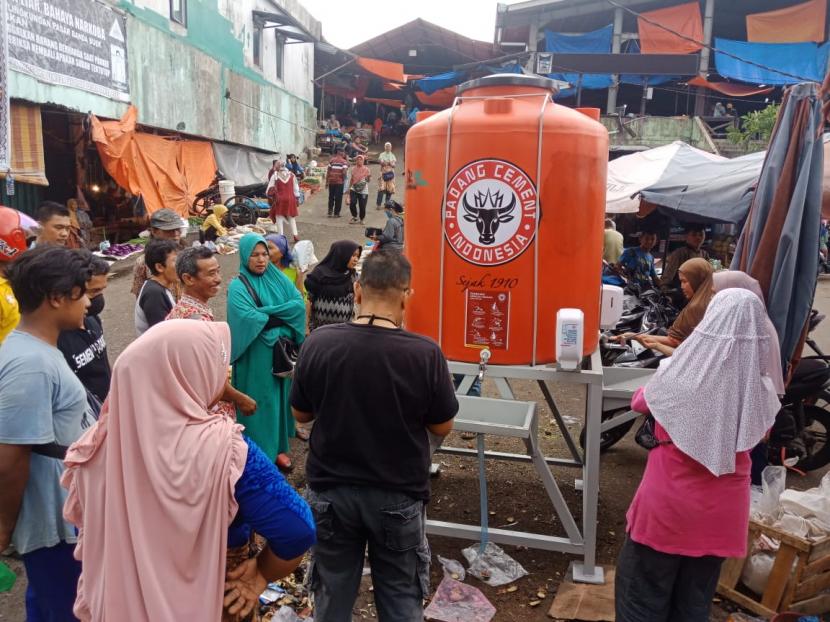 Semen Padang distribusikan tandon air untuk 10 pasar demi antisipasi penyebaran corona.