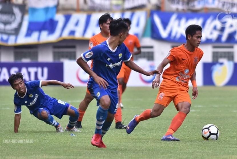 Semifinal Liga 1 U-19 antara Persib (biru) melawan Borneo FC, Kamis (15/11).