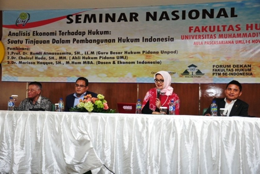 Seminar  Analisis Ekonomi Terhadap Hukum: Suatu Tinjauan dalam Pembangunan Hukum Indonesia di Aula Pascasarjana UMJ 