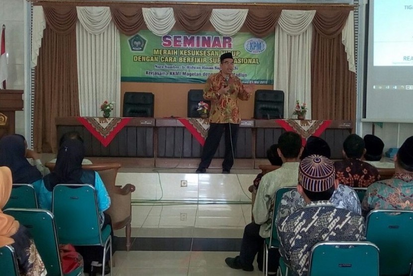 Seminar Cara Berpikir Suprarasional dengan menghadirkan motivator suprarasional, Raden Ridwan Hasan Saputra.