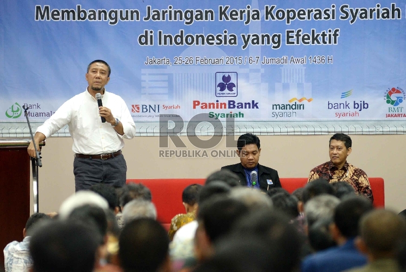 Seminar dan RAT Inkopsyah BMT: Ketua Pengawas Dompet Dhuafa Eri Sudewo (kiri), Ketua I Ikatan Ahli Ekonomi Islam Indonesia Agustianto (tengah), dan Komisaris Bank Panin Syariah Aries Mufti menjadi pembicara dalam Seminar dan Rapat Anggota Tahunan Inkopsyah