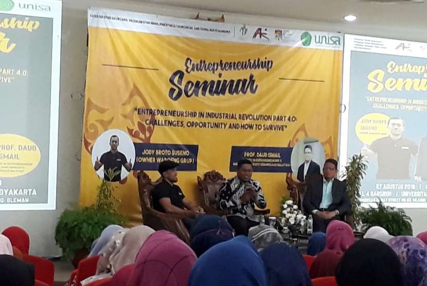 Seminar dengam tema 'Entreprenuership in Industrial Revolution 4.0: Challenges, Opportunity and How to Survive', di Unisa. 
