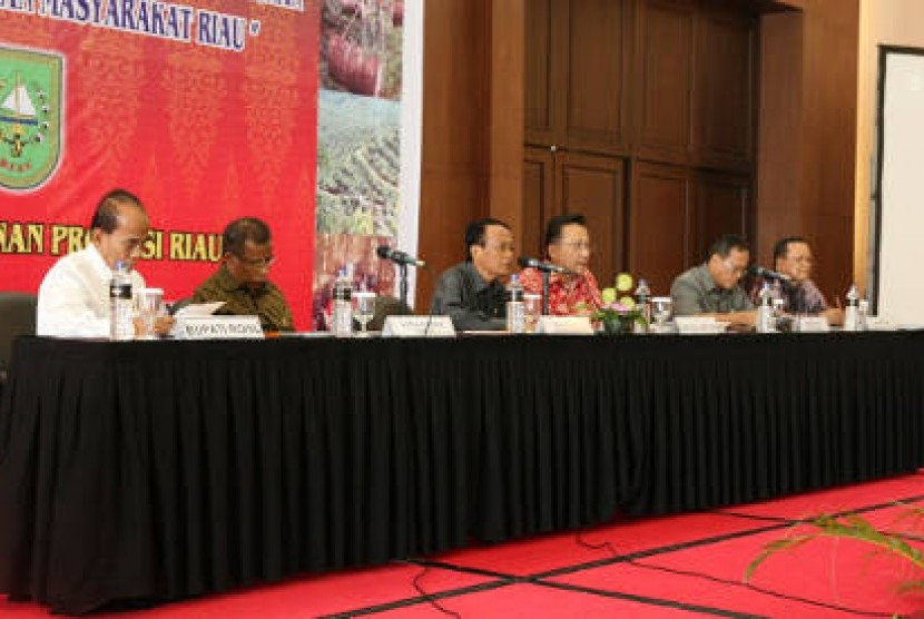Seminar Hari Perkebunan k-56 di Hotel Arya Duta, Pekanbaru, Riau dengan pembicara utama Ketua DPD RI Irman Gusman (tengah berbaju batik merah)