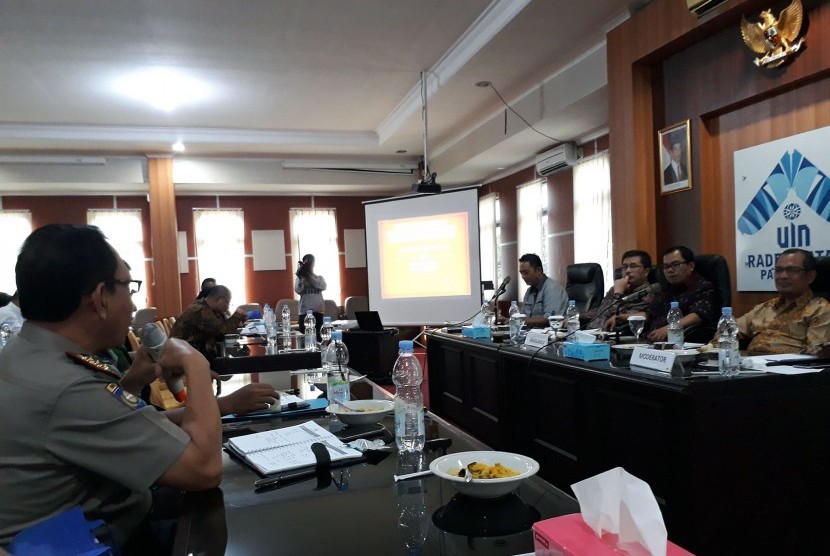 Seminar hasil penelitian “Strategi Kebijakan Deradikalisasi Beragama di Kalangan Mahasiswa Persepektif Rektor UIN di Indonesia,” berlangsung Jumat (26/10) di kampus UIN Raden Fatah dengan pembahas guru besar UIN Jambi Suaidi Asyari dan Ardiyan Saptawan staf pengajar Fisip Universitas Sriwijaya (Unsri).