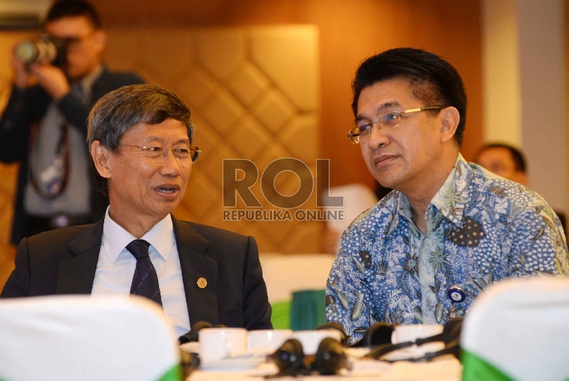 Deputy Chairman for Investement Promotion of BKPM Himawan Hariyoga (right).