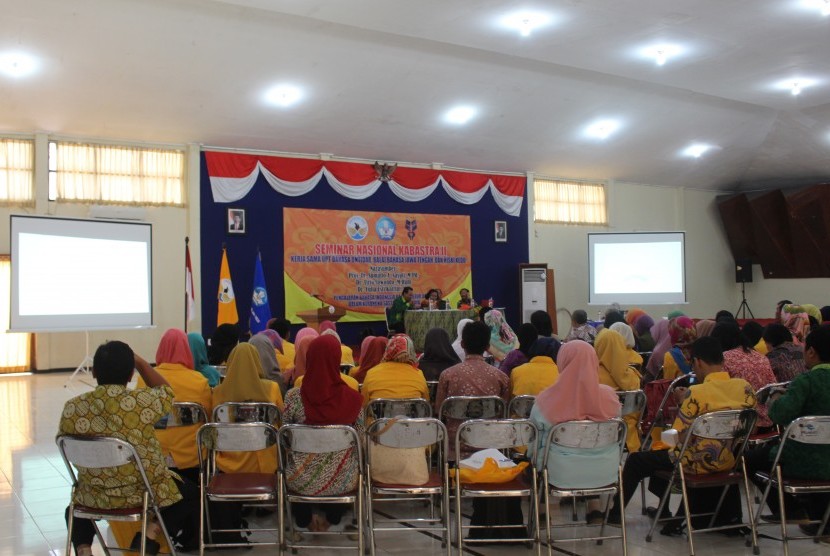 Seminar Kajian Bahasa, Sastra dan Pengajarannya (KABASTRA).