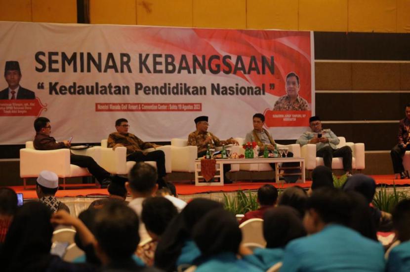 Seminar Kedaulatan Pendidikan Nasional yang digagas Forum Gerakan Peduli Bangsa Sulawesi Utara di Novotel, Manado.