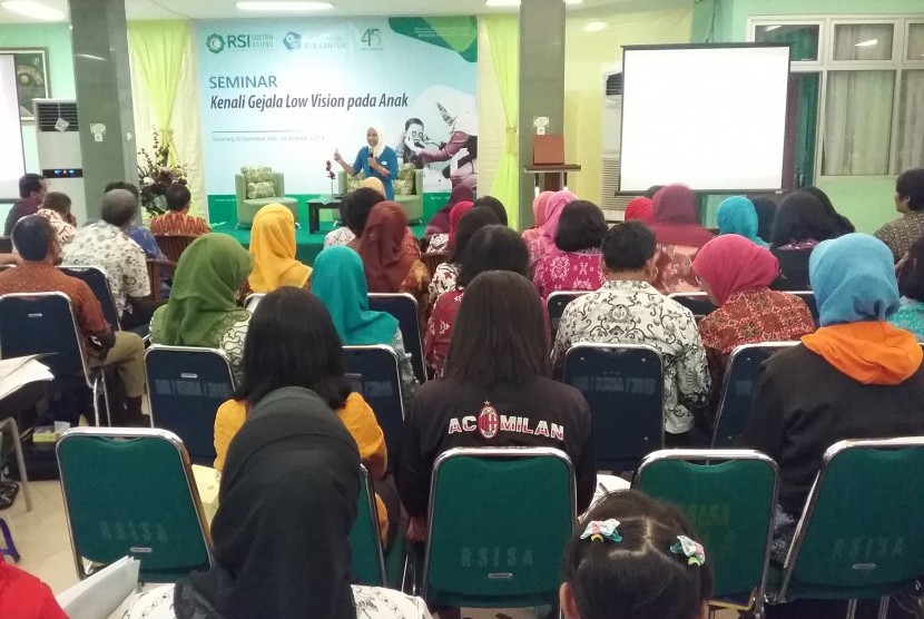 Seminar low vision ‘Kenali Gejala Low Vision pada Anak’ di RSI Sultan Agung Semarang. 