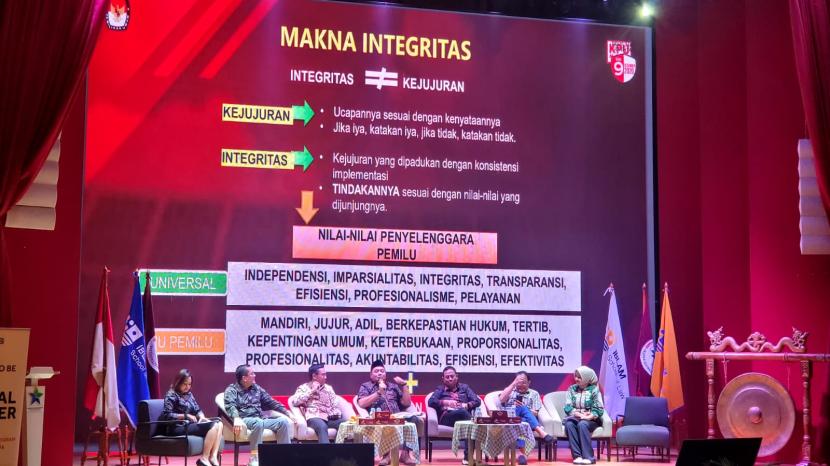 Seminar Menjaga Sinergitas Kampus dengan Penyelenggara Pemilu dalam Menciptakan Pilkada Serentak 2024 yang Berkeadilan dan Beretika