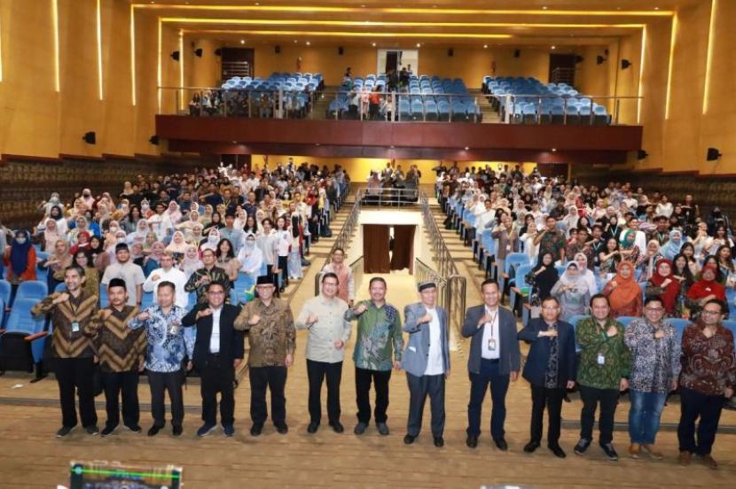 Seminar Moderasi Beragama yang mengusung tema Penguatan Moderasi Beragama bagi Civitas Akademika di Perguruan Tinggi di Universitas Airlangga Surabaya, Rabu (3/4/2024).