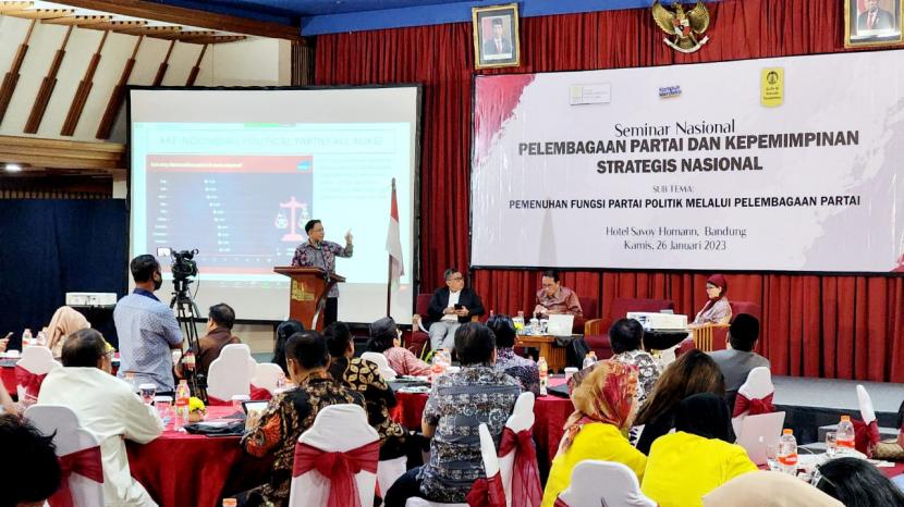 Seminar Nasional bertema Pelembagaan Partai dan Kepemimpinan Strategis Nasional yang dilaksanakan oleh Ikatan Alumni Universitas Indonesia (Iluni) bersama Sekolah Kajian Strategik dan Global (SKSG), Pascasarjana UI