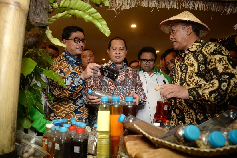 Seminar Nasional dan Kongres Tani: Wakil Ketua MPR yang juga Ketua Umum HKTI Oesman Sapta (kedua kanan) bersama Menteri Desa Pebangunan Daerah Tertinggal dan Transmigrasi Marwan Jafar (kedua kiri), dan Menteri Agraria dan Tata Ruang/Kepala BPN Ferry Mursyi