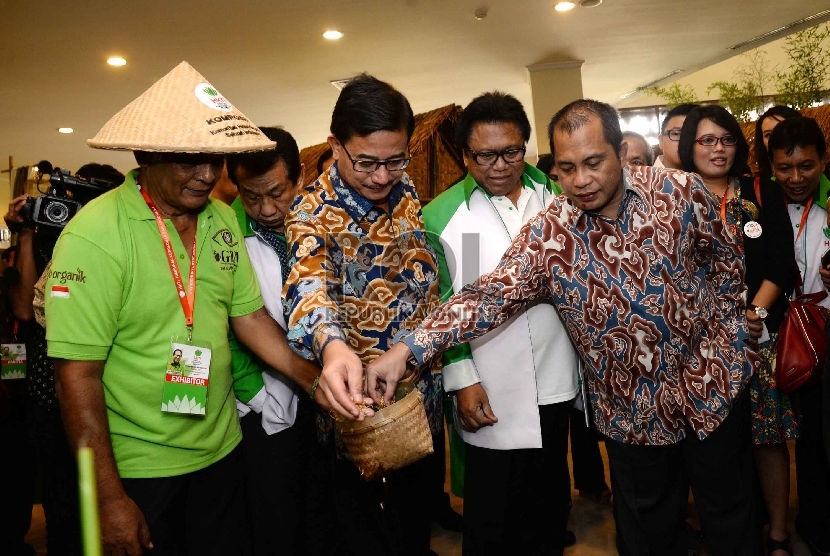 Seminar Nasional dan Kongres Tani: Wakil Ketua MPR yang juga Ketua Umum HKTI Oesman Sapta (kedua kanan) bersama Menteri Desa Pebangunan Daerah Tertinggal dan Transmigrasi Marwan Jafar (kanan), dan Menteri Agraria dan Tata Ruang/Kepala BPN Ferry Mursyidan B