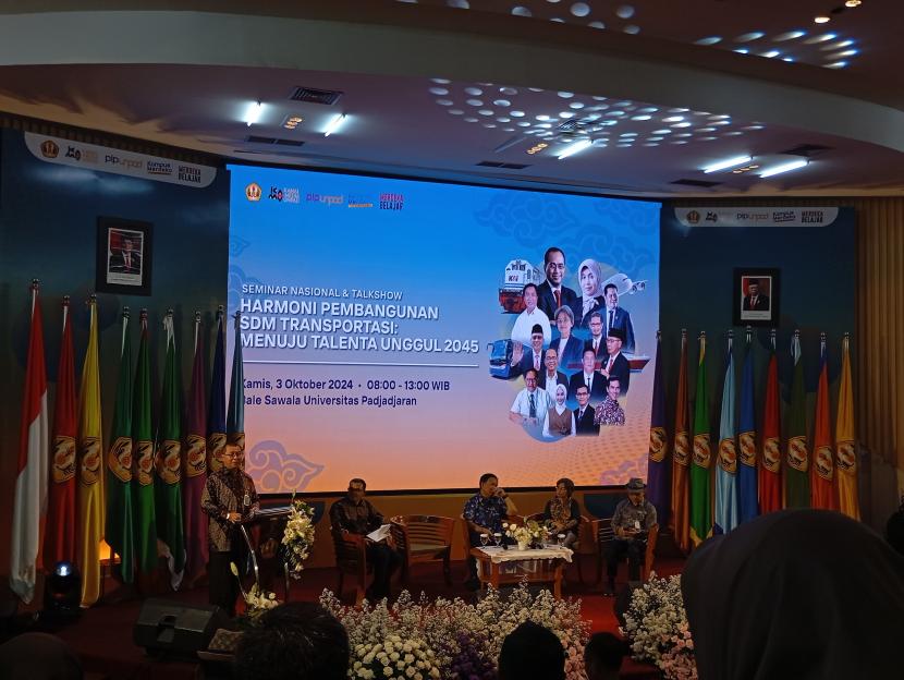 Seminar Nasional dan Talkshow bertema Harmoni Pembangunan SDM Transportasi, Menuju Talenta Unggul 2045 yang diselenggarakan secara hybrid dari Bale Sawala, Gedung Rektorat Universitas Padjadjaran Unpad