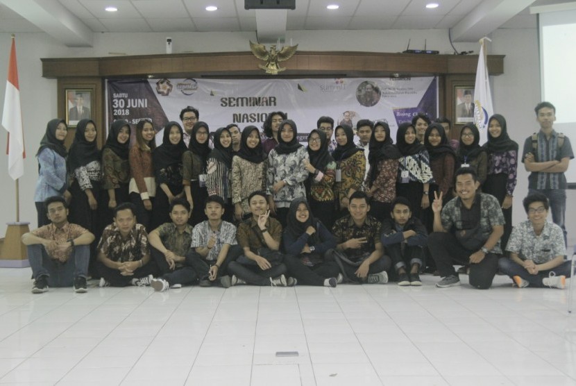 Seminar Nasional Membangun Teknologi Kreatif di Universitas Amikom Yogyakarta. 